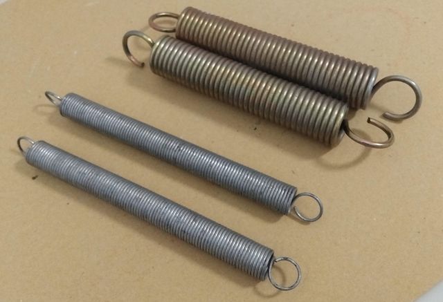 Muelles de tensión acabados plateados y dorados