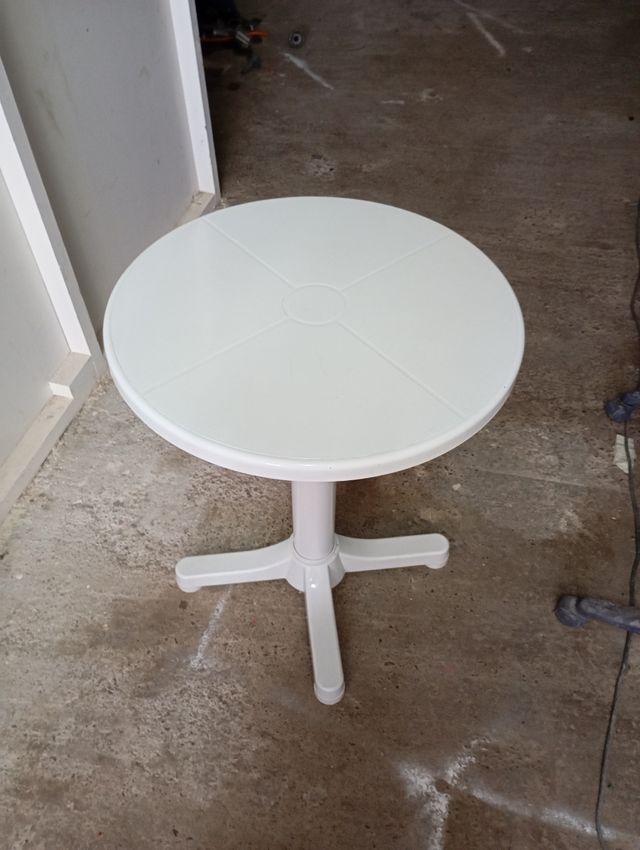 Mesa redonda blanca de plástico