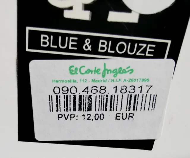 Perchero de madera y metal con barcos.