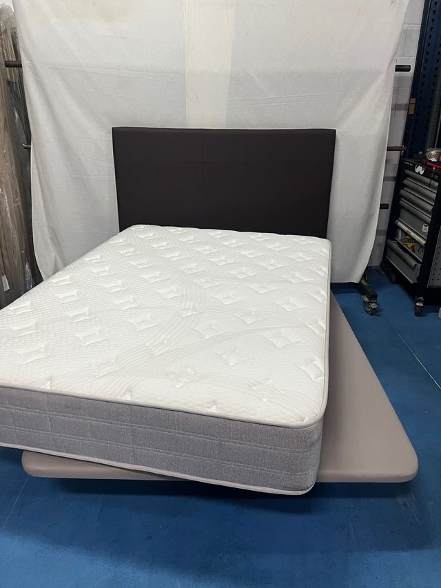 Base imbottita e materasso in memory foam 135x180