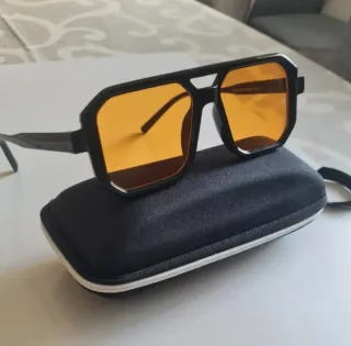 Occhiali da sole neri con lenti arancioni