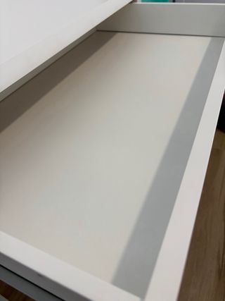 Escritorio blanco con cajón