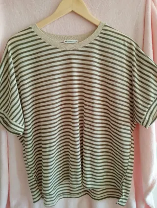 Camiseta de rayas beige y marrón