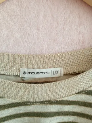 Camiseta de rayas beige y marrón