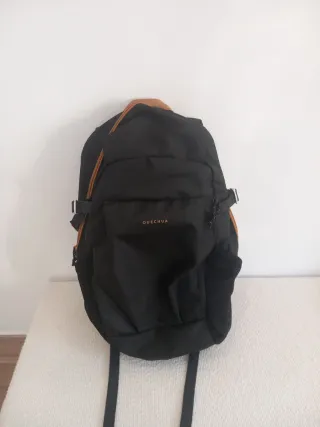 Mochila Quechua 20L Negra y Marrón