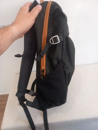 Mochila Quechua 20L Negra y Marrón