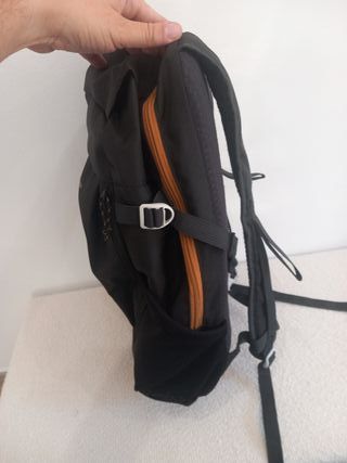 Mochila Quechua 20L Negra y Marrón