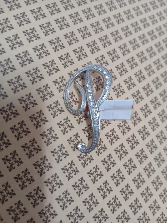 Spilla lettera P con strass