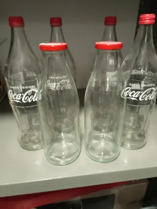 Bottiglie vintage di Coca-Cola con tappo rosso