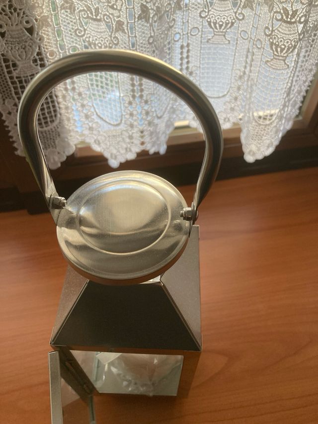 Lanterna decorativa in metallo e vetro