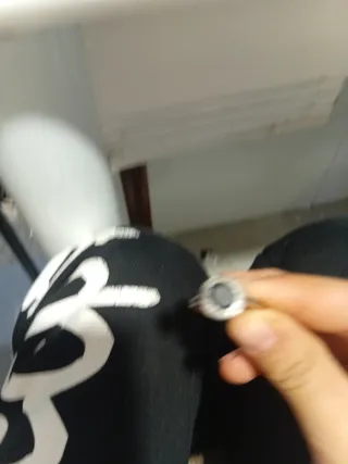 Anillo negro con detalles plateados