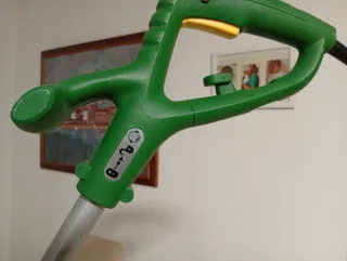 Herramienta eléctrica verde con cable