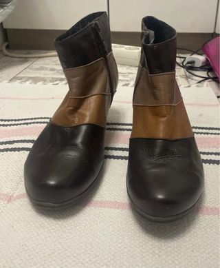 Botines de cuero marrones y negros