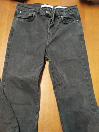 Pantalón tejano acampanado Bershka negro