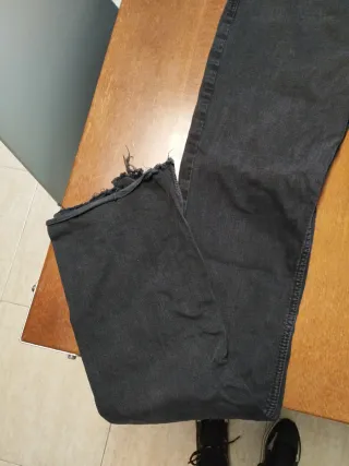Pantalón tejano acampanado Bershka negro