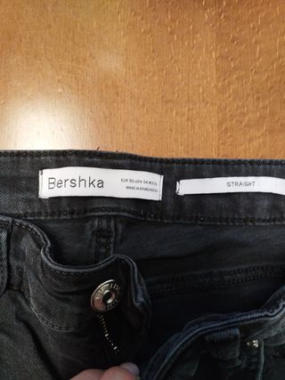 Pantalón tejano acampanado Bershka negro