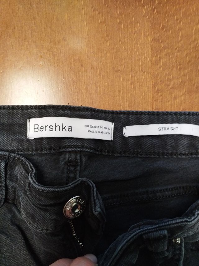 Pantalón tejano acampanado Bershka negro
