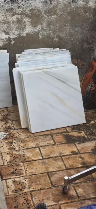 Placas de mármol blanco con vetas