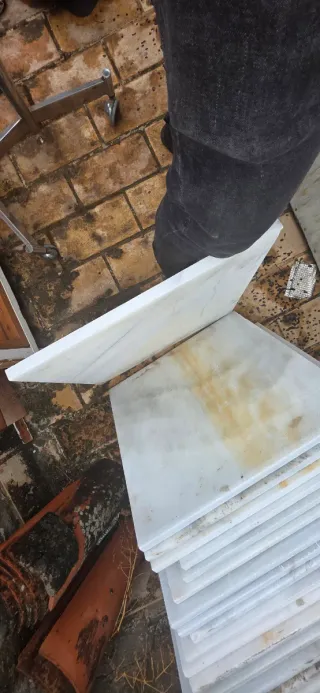 Placas de mármol blanco con vetas