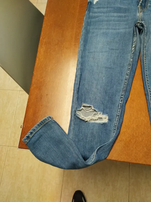 Pantalón pitillo Bershka azul desgastado