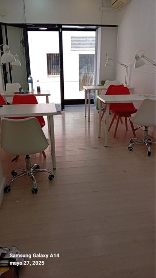 alquilo mesa de manicura y espacio de coworking.