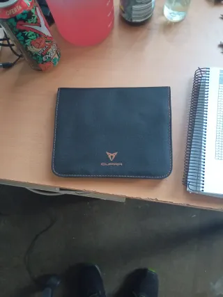 Carpeta LEÓN CUPRA + Kit de primeros auxilios