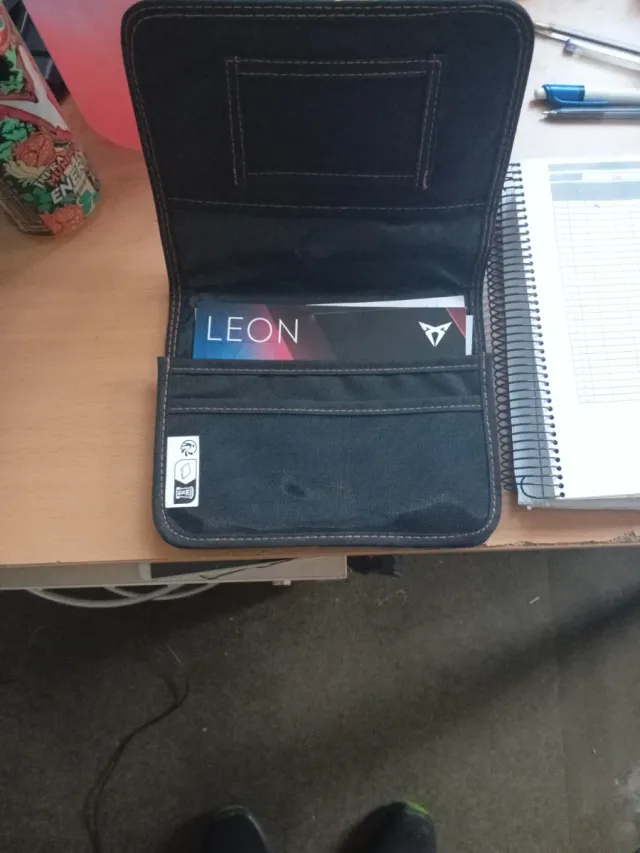 Carpeta LEÓN CUPRA + Kit de primeros auxilios
