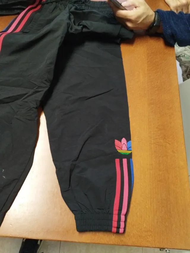 Pantalón chándal Adidas negro con rayas rosas