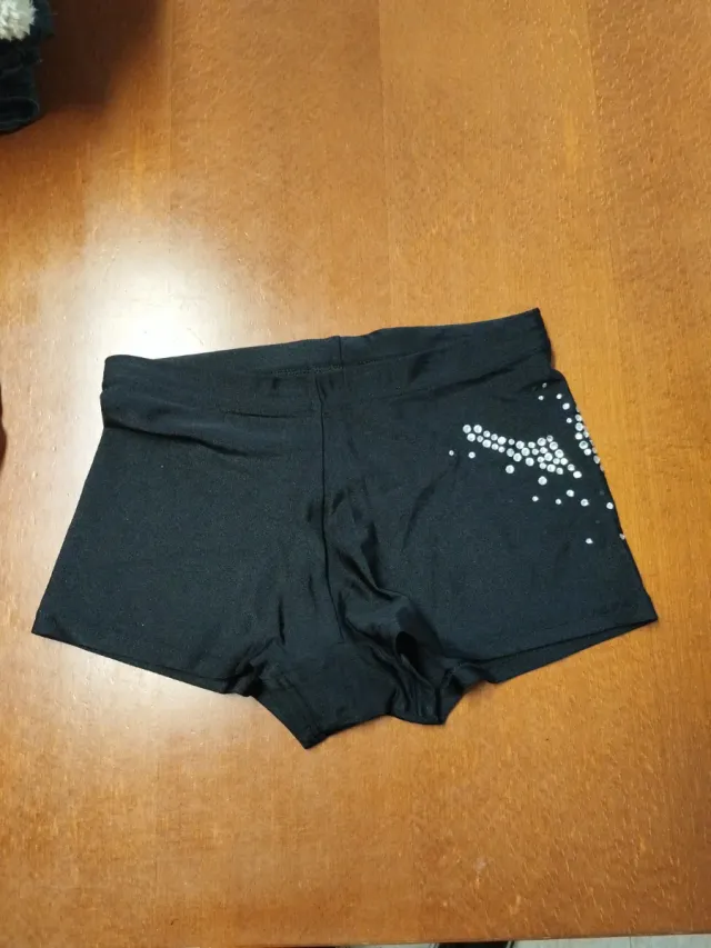 Pantalón corto negro con pedrería