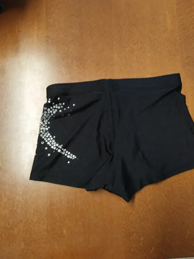 Pantalón corto negro con pedrería