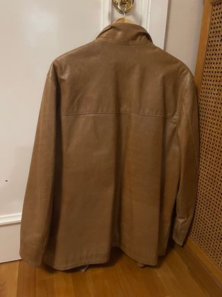 Chaqueta de cuero marrón, tres cuartas hombre.