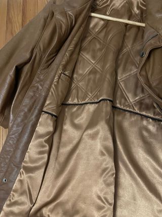 Chaqueta de cuero marrón, tres cuartas hombre.