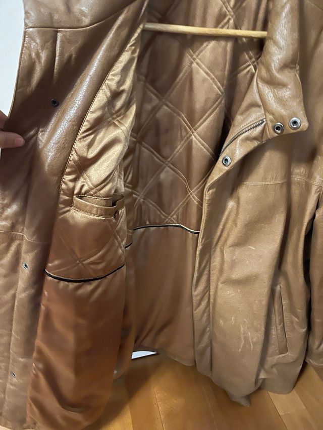 Chaqueta de cuero marrón, tres cuartas hombre.