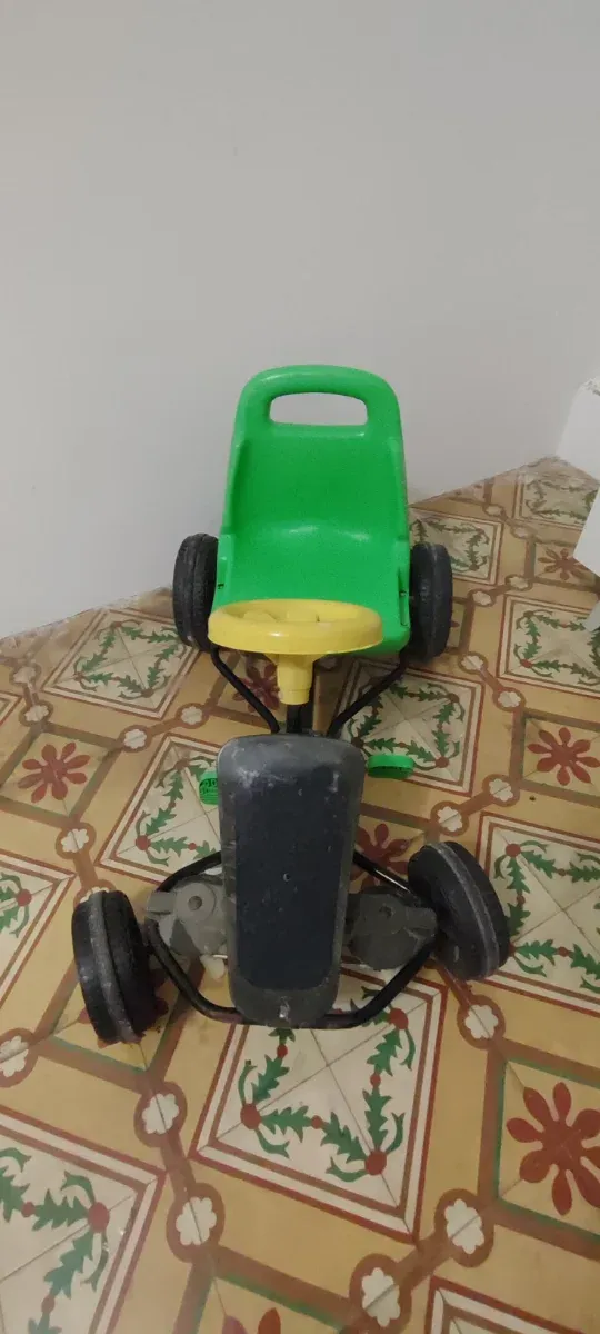 Kart infantil a pedales verde y amarillo
