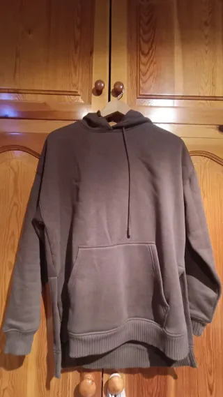 Sudadera marrón con capucha y apertura lateral