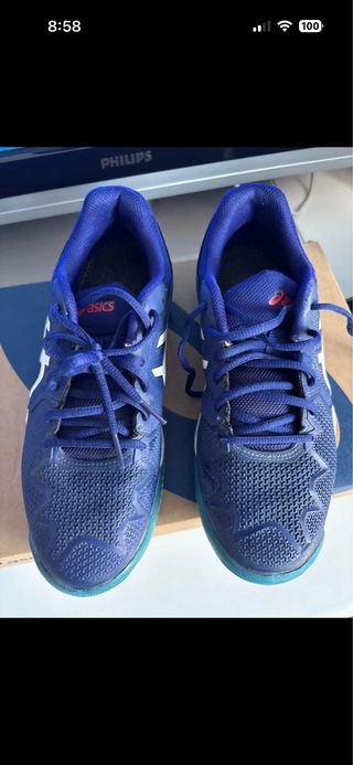 Zapatos de pádel ASICS azules y rojos