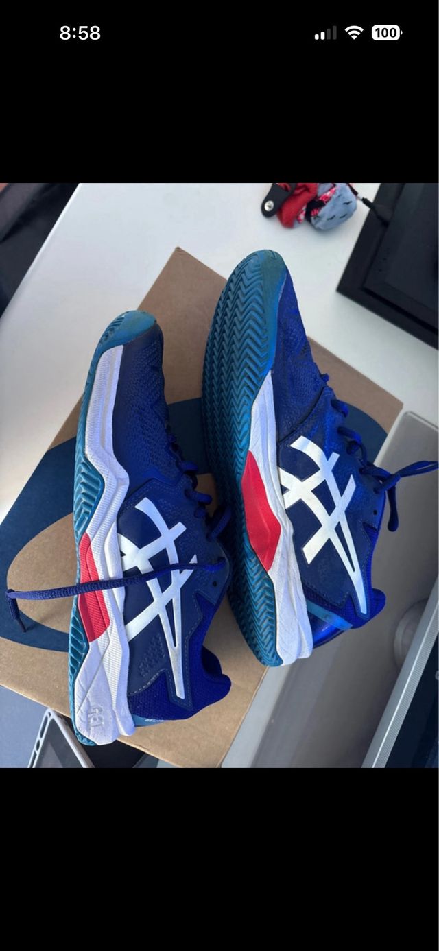 Zapatos de pádel ASICS azules y rojos
