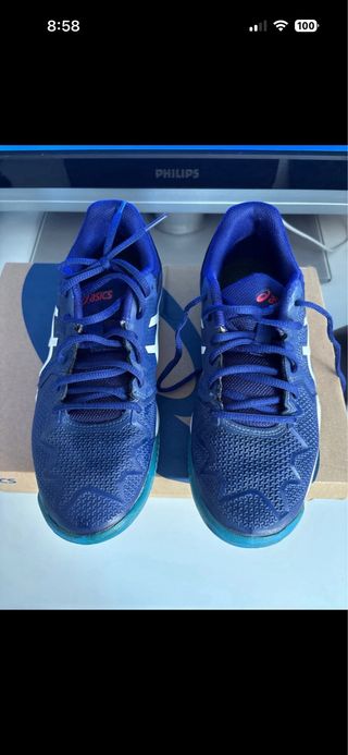 Zapatos de pádel ASICS azules y rojos