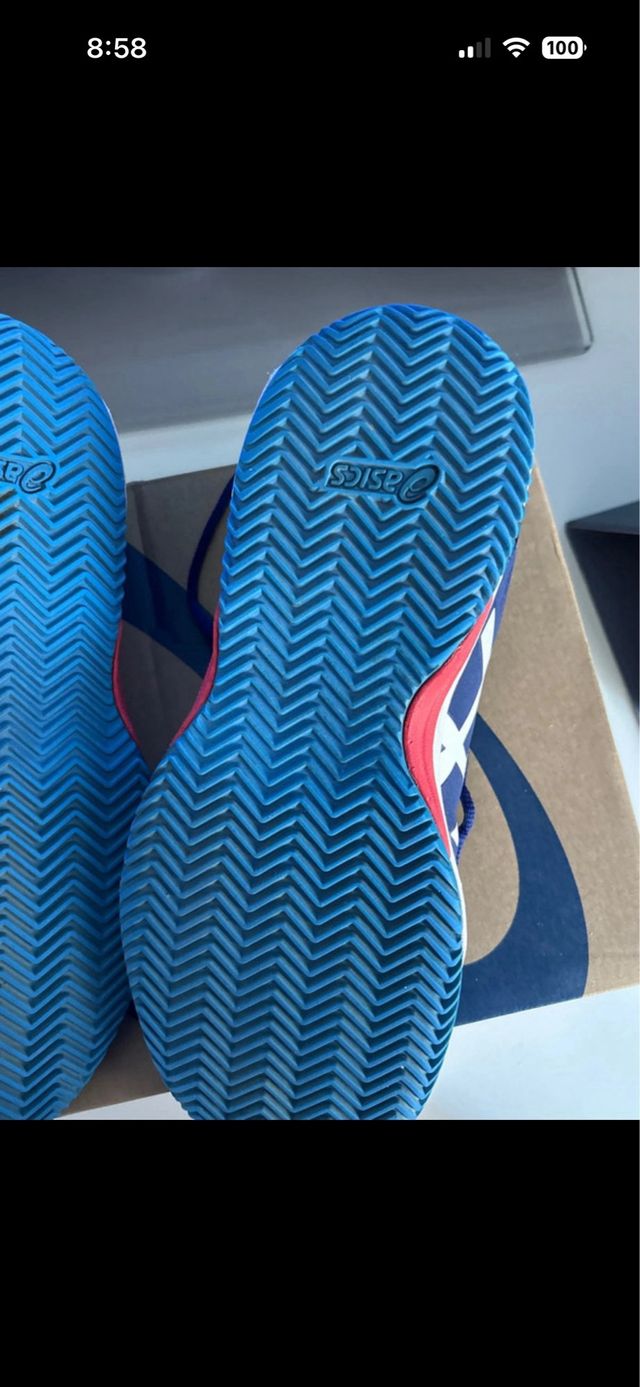Zapatos de pádel ASICS azules y rojos