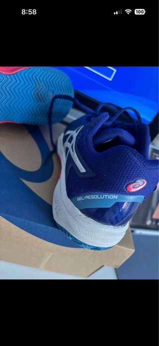 Zapatos de pádel ASICS azules y rojos