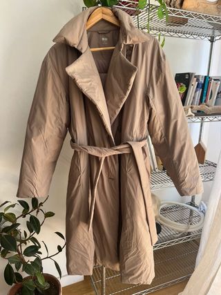 Gabardina Uniqlo acolchada beige
