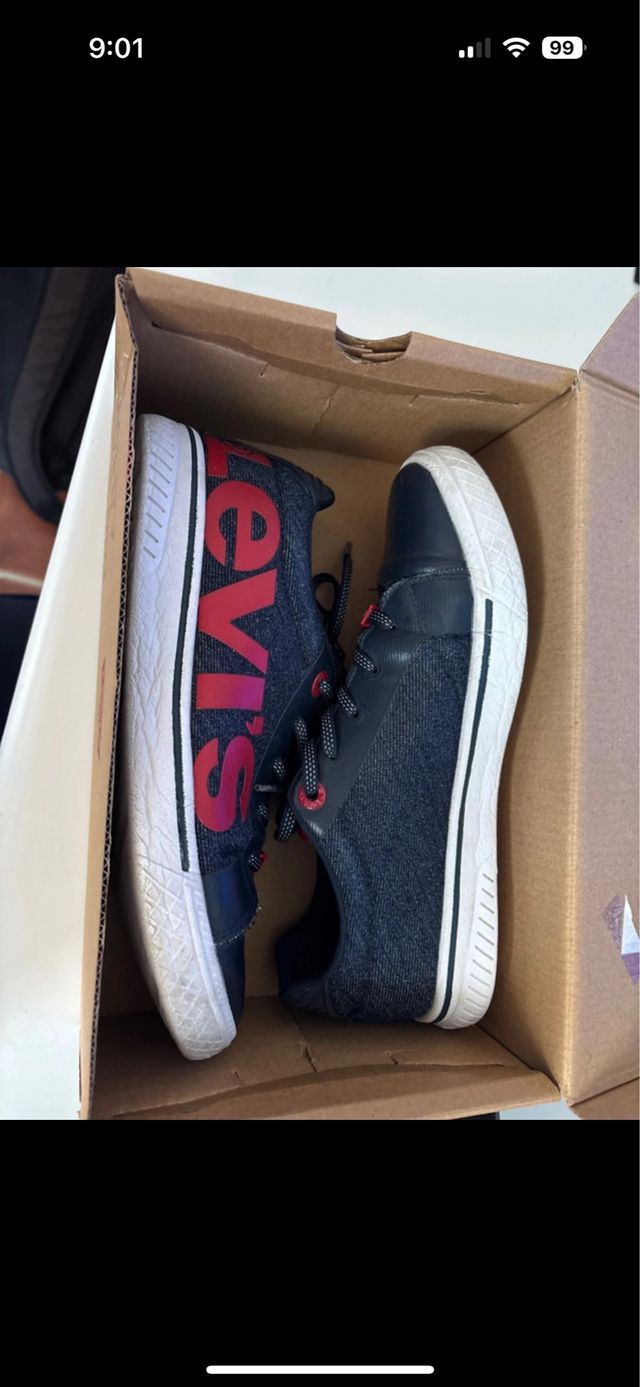 Zapatos Levi's Azules y Rojos