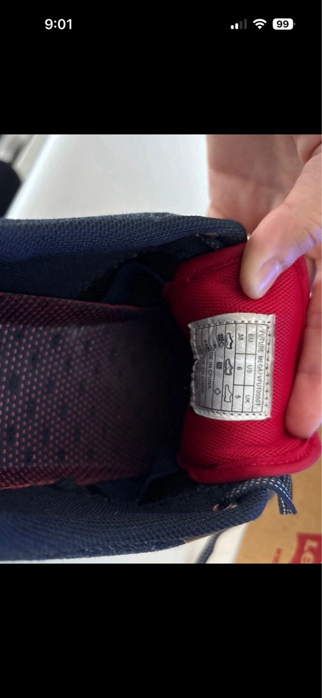 Zapatos Levi's Azules y Rojos