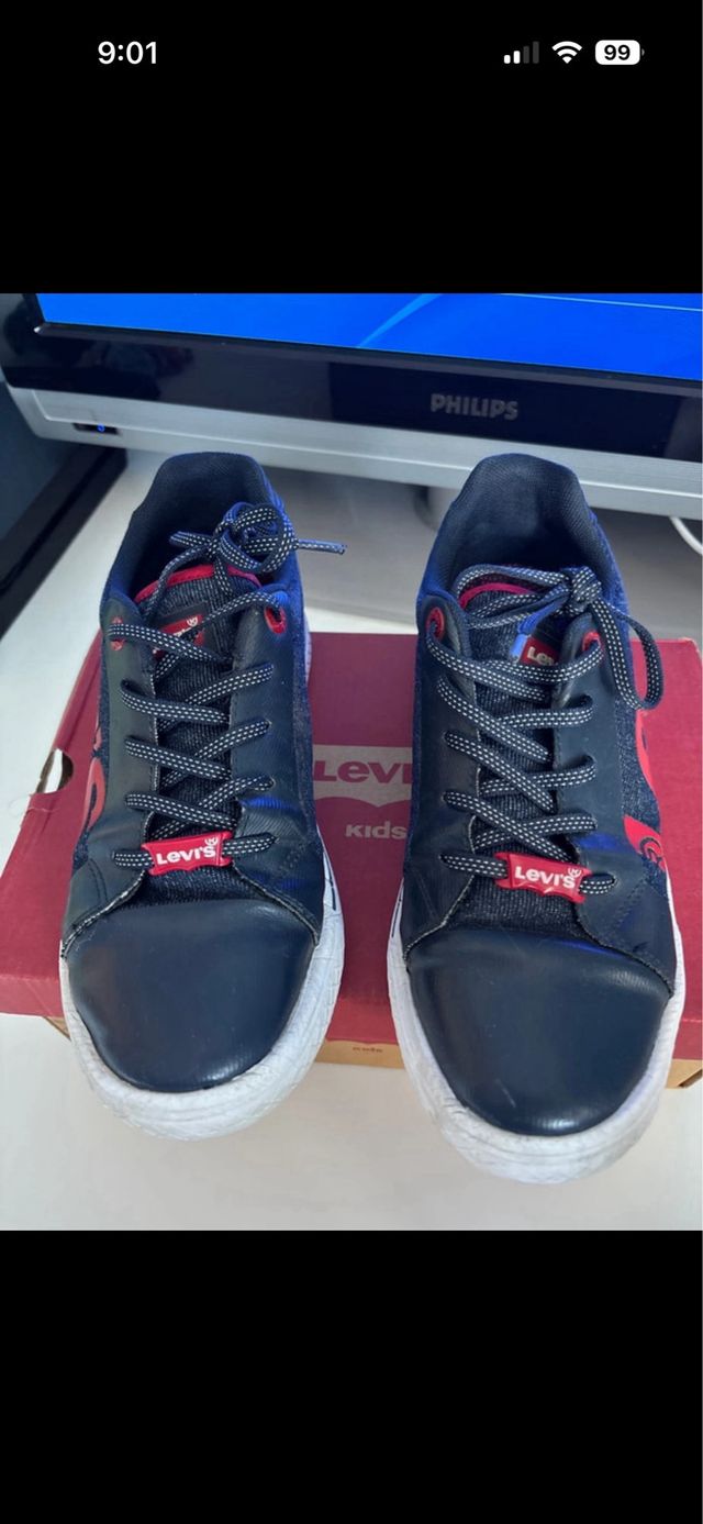 Zapatos Levi's Azules y Rojos