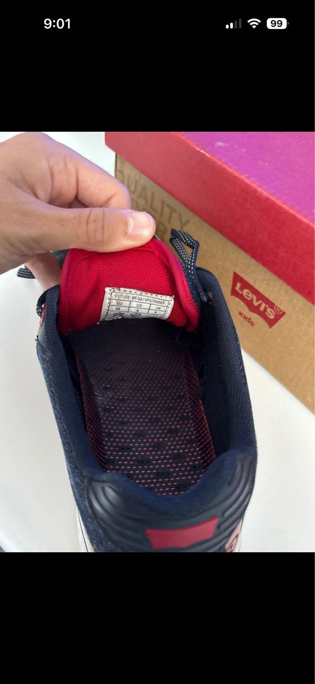 Zapatos Levi's Azules y Rojos