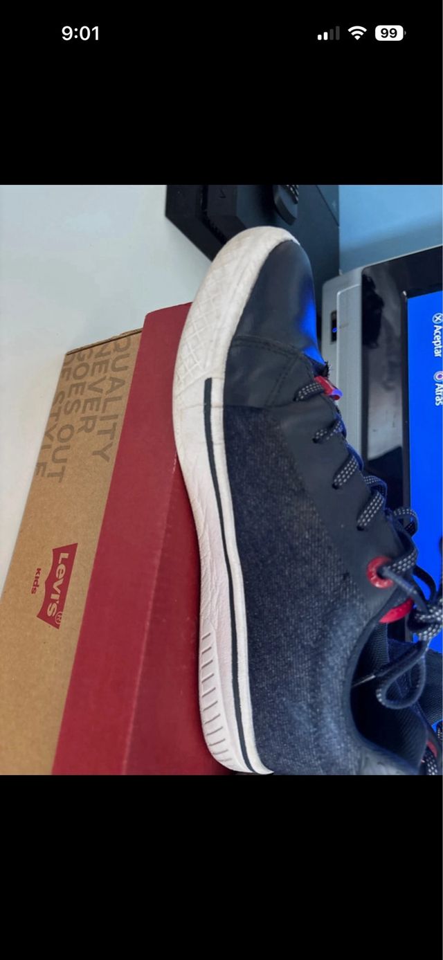 Zapatos Levi's Azules y Rojos