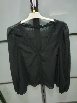 Camisa negra con encaje