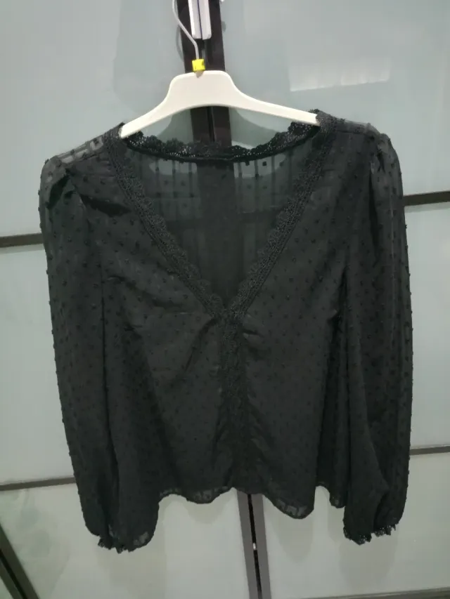 Camisa negra con encaje