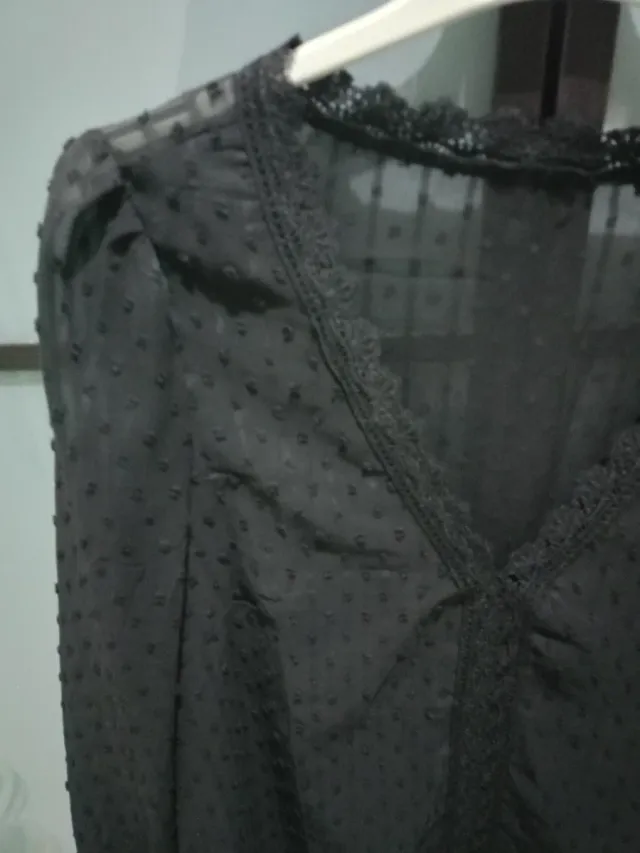 Camisa negra con encaje