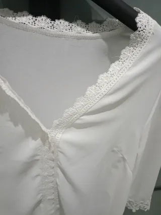 Camisa blanca con encaje